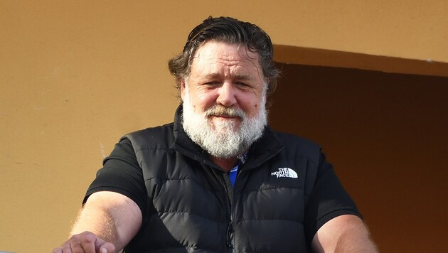 Russell Crowe - fotoğrafta Şubat 2024'te Sanremo Festivali'nde görülüyor - "Gladyatör" devam filmini "biraz kıskançlıkla" dört gözle bekliyor. (Bild: Bonomo Antonino / PA / picturedesk.com)