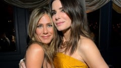 Jennifer Aniston und Sandra Bullock, hier bei den Golden Globes im Jahr 2020, besuchten jetzt gemeinsam eine Beauty-Klinik. (Bild: APA/AFP/GETTY IMAGES/Charley Gallay)