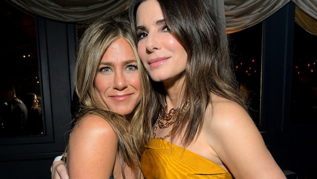 Jennifer Aniston and Sandra Bullock, here at the Golden Globes in 2020, have now visited a beauty clinic together. (Bild: APA/AFP/GETTY IMAGES/Charley Gallay)