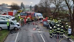 Als „Schlachtfeld“ bezeichnet der Feuerwehrsprecher den Unfallort. (Bild: BFV Liezen/Schlüßlmayer)