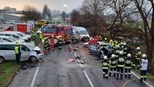 Als „Schlachtfeld“ bezeichnet der Feuerwehr-Sprecher den Unfallort (Bild: BFV Liezen/Schlüßlmayer)