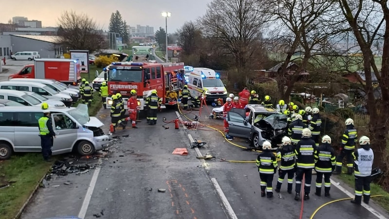 Als „Schlachtfeld“ bezeichnet der Feuerwehrsprecher den Unfallort. (Bild: BFV Liezen/Schlüßlmayer)