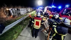 Der Reisebus mit einer Schülergruppe stürzte in den Straßengraben.  (Bild: APA/Daniel Schröder)