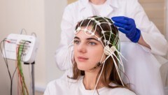 Mittels EEG werden die Hirnströme des Patienten schmerzlos gemessen. (Bild: romaset/stock.adobe.com)