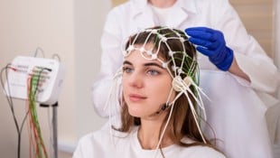 Mittels EEG werden die Hirnströme des Patienten schmerzlos gemessen. (Bild: romaset/stock.adobe.com)