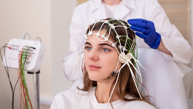 The patient's brain waves are measured painlessly using EEG. (Bild: romaset/stock.adobe.com)