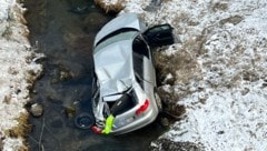 Das Auto in Zell am Ziller stürzte in das Bachbett. (Bild: zoom.tirol)