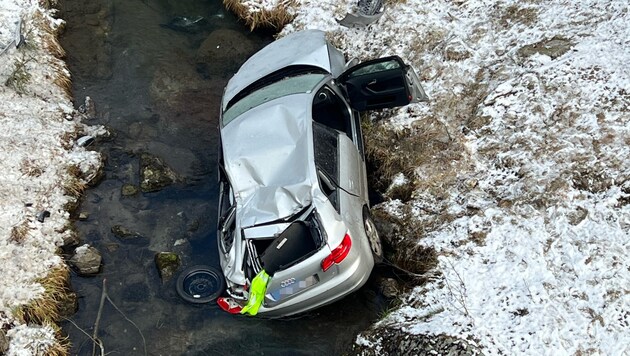 The car in Zell am Ziller crashed into the bed of the stream. (Bild: zoom.tirol)