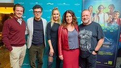 Die Mimen Julian Waldner, Manuel Rubey, Alena Gerber, Sarah Jung und Reinhard Nowak lächeln auf dem roten Teppich der Serien-Premiere.  (Bild: Starpix / A. Tuma)