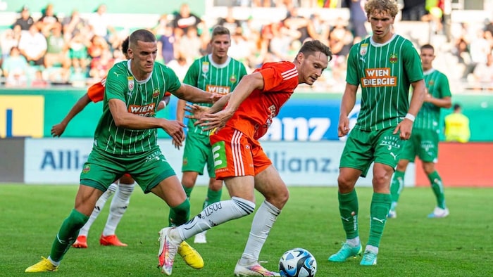 Max Entrup (M.) geht vom Tor im Nationalteam beflügelt ins Duell mit Rapid.