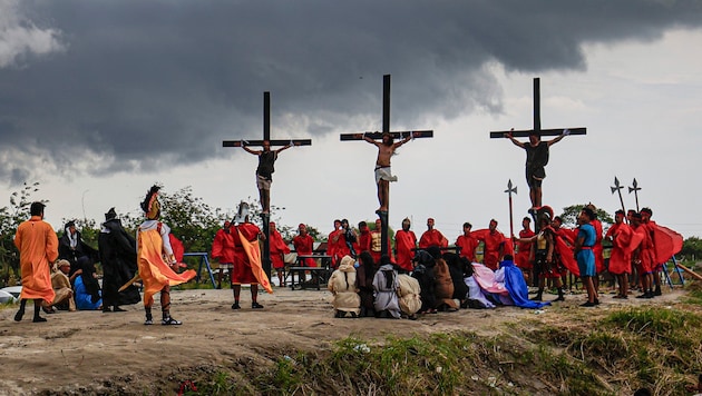 Die Karfreitagsrituale sind traditionell der Höhepunkt der Feierlichkeiten der Osterwoche in dem überwiegend katholischen Land. (Bild: Copyright 2024 The Associated Press. All rights reserved.)