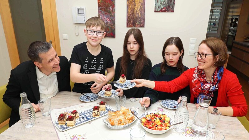 Philips Eltern Michael und Elke sowie seine 15-jährigen Zwillingsschwestern Lena und Stella sind stolz auf ihn. (Bild: Reinhard Judt)