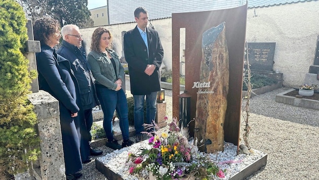 The dead boy's parents, sister and brother - at his grave in Mattighofen (Bild: alexander bischofberger-mahr)