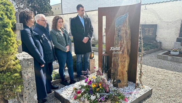 The dead boy's parents, sister and brother - at his grave in Mattighofen (Bild: alexander bischofberger-mahr)