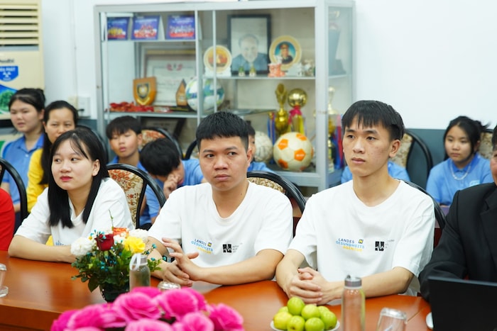 Thao (li.), Khanh und Dat zu Besuch in ihrem ehemaligen Zuhause, dem SOS-Kinderdorf