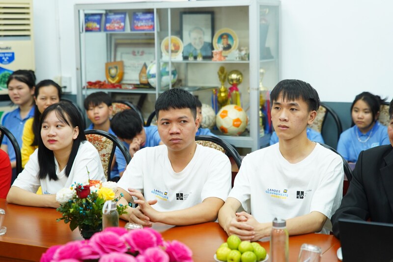 Thao (li.), Khanh und Dat zu Besuch in ihrem ehemaligen Zuhause, dem SOS-Kinderdorf (Bild: Phong Truyen Thong)