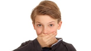 Vor anderen laut zu rülpsen gilt in Europa als unhöflich. (Bild: Manuel Tennert/stock.adobe.com)