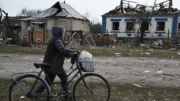 Local inspection in the Ukrainian village of Velyka Pysarivka, just five kilometers from the Russian border. (Bild: APA/AFP/Genya SAVILOV)