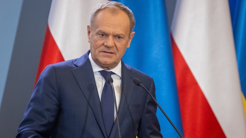 Donald Tusk is not only responding to pressure from Russia with his migration strategy, but also wants to win votes. (Bild: APA/AFP )