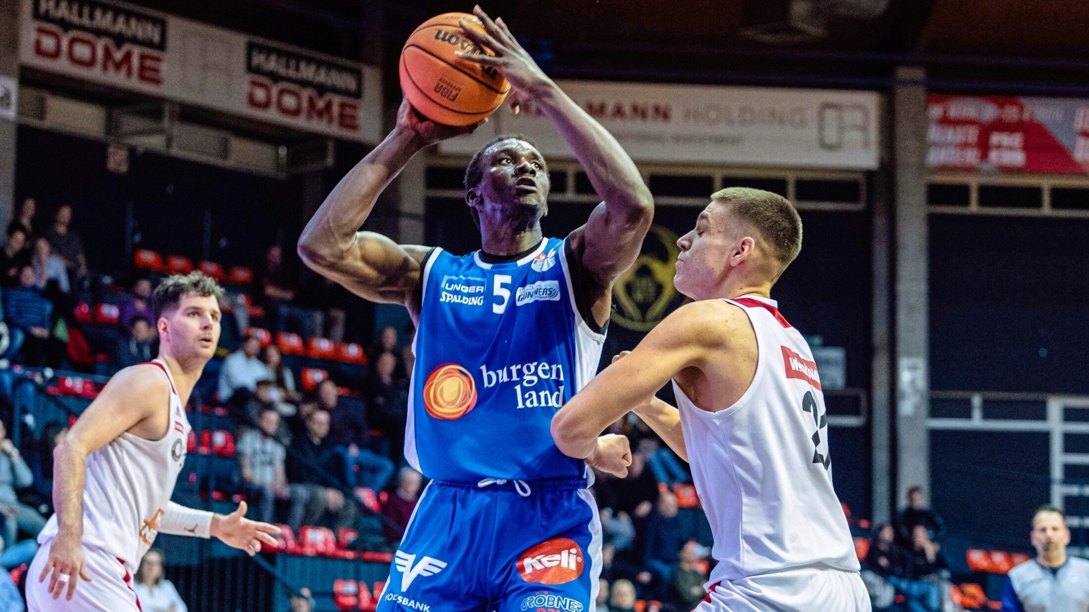 Shaquille Rombley blüht nicht nur unterm Korb, sondern auch bei der Gartenarbeit auf. (Bild: Mario Urbantschitsch)