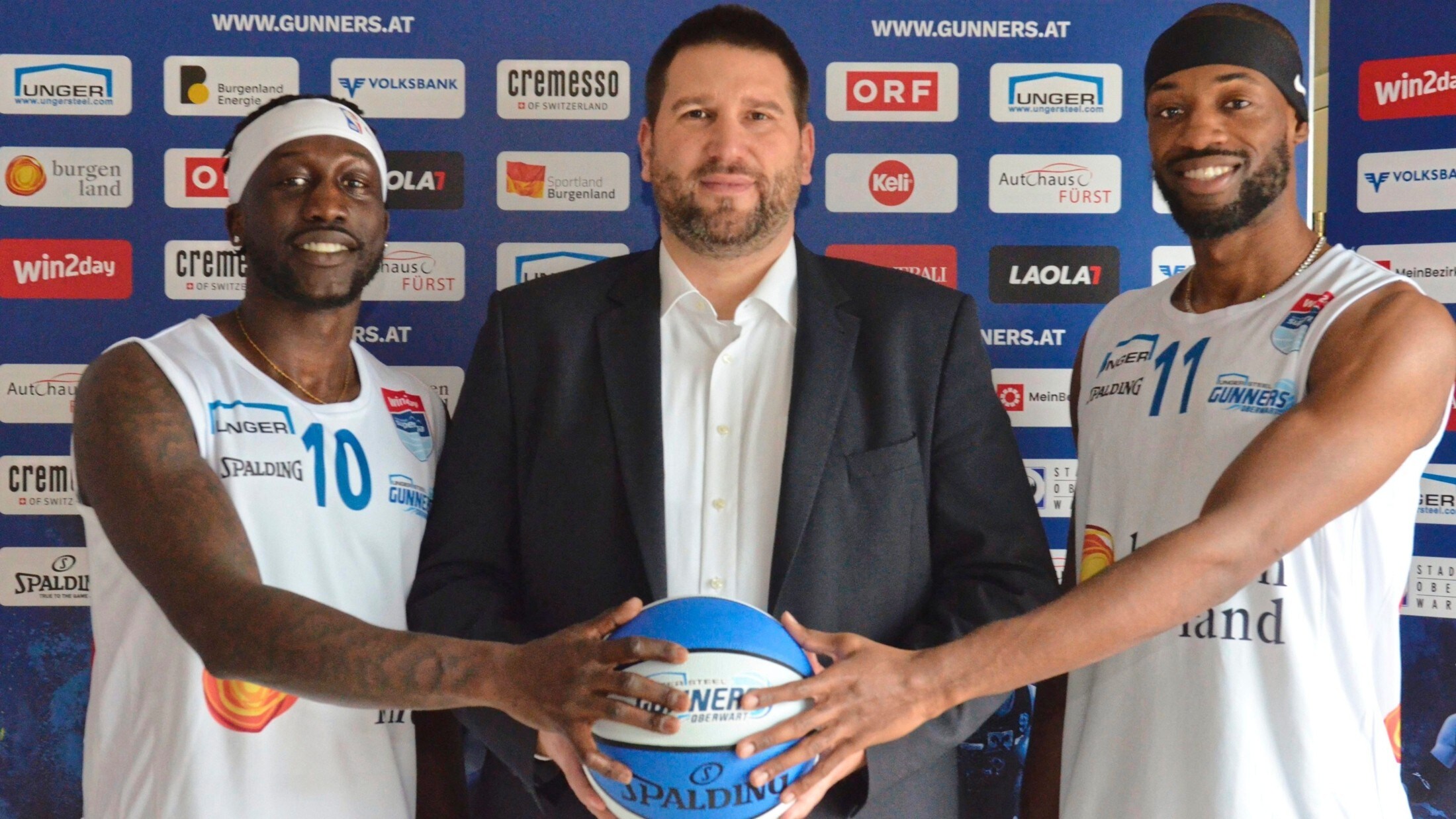Coach Horst Leitner mit Munis Tutu (links) und Derreck Brooks jr. (Bild: Oberwart Gunners)