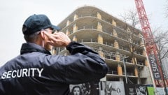 Rund um die Uhr wird die stillgelegte Baustelle von einer Sicherheitsfirma bewacht. Das war eine Forderung der Anrainer, die befürchteten, dass das Baugerippe zum Obdachlosentreff wird. (Bild: Peter Tomschi, stock.adobe.com, Krone KREATIV)