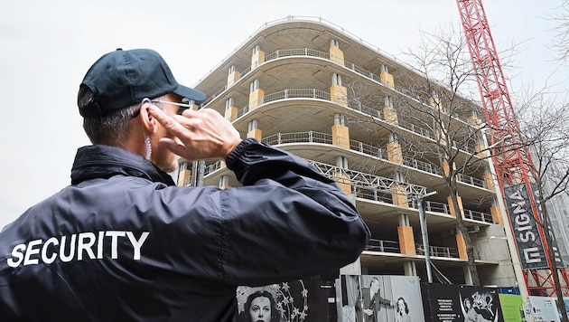 Kullanılmayan inşaat alanı bir güvenlik şirketi tarafından 24 saat korunuyor. Bu, şantiyenin evsizler için bir buluşma yeri haline gelmesinden korkan komşuların talebiydi. (Bild: Peter Tomschi, stock.adobe.com, Krone KREATIV)