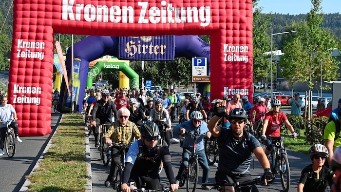 Tausende Radfahrer genießen es, alljährlich einen ganzen Tag lang, rund um Ossiacher See und ...