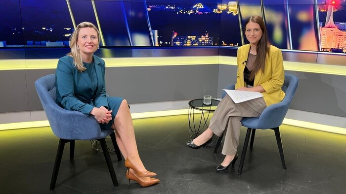 Entegrasyon Bakanı Susanne Raab (ÖVP) sunucu Tanja Pfaffeneder ile birlikte