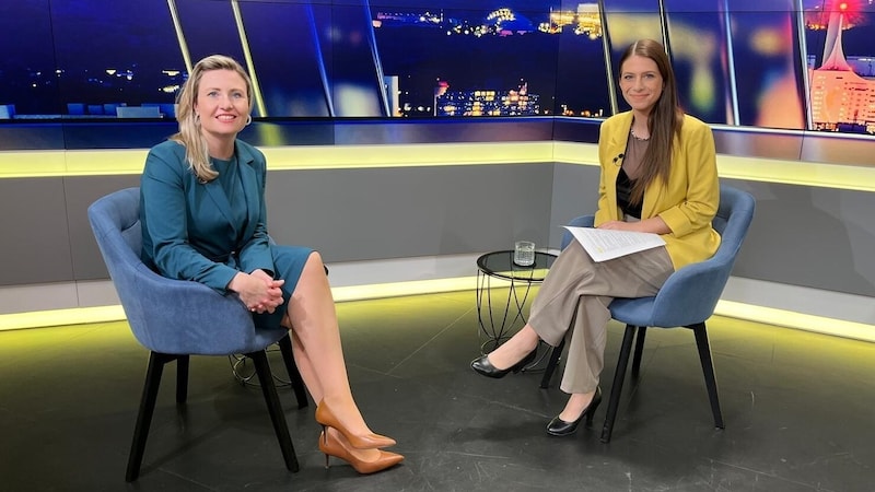 Integrationsministerin Susanne Raab (ÖVP) mit Moderatorin Tanja Pfaffeneder  (Bild: krone.tv)