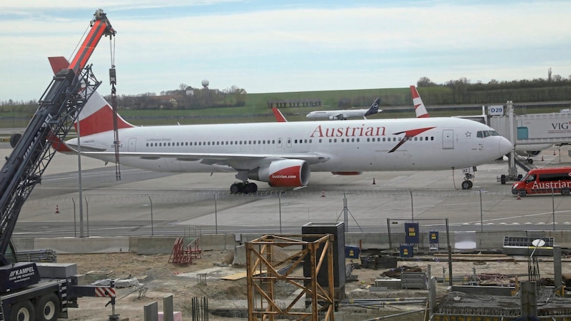 Die Flugzeuge hoben am Freitag wieder ab, doch die 400 zuvor gestrichenen Flüge führten zu vielen Verlierern. (Bild: Martin Jöchl)