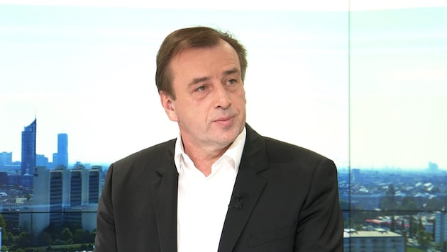 Christian Drobits, az SPÖ parlamenti képviselője beszélgetésben (Bild: krone.tv)
