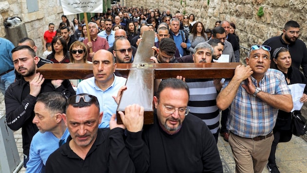 Christians at the Good Friday procession along the Passion of Christ. This year is far from normal. (Bild: EPA)