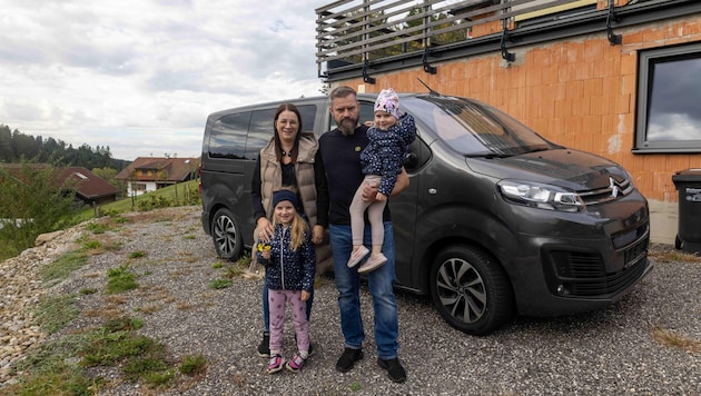 Nathalie ve Patrick Feichtenschlager üç çocuklarından ikisiyle birlikte geri alınan "sorunlu arabanın" önünde. (Bild: Scharinger Daniel)