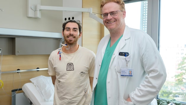 Nico Löffler (left) will be able to chase the leather again after the successful operation in the heart surgery department - thanks to Dominik Wiedemann. (Bild: Molnar Attila)