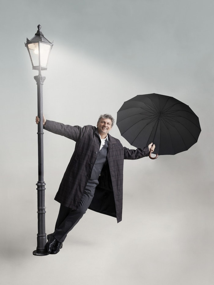 Jonas Kaufmann in the footsteps of Gene Kelly in "Singin' in the Rain"