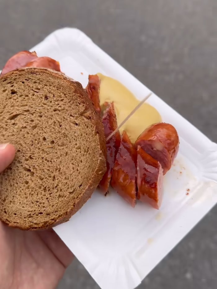 Természetesen a színész egy kolbászos standnál is tett egy kitérőt.