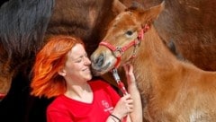 Tierpflegerin Lisa mit dem kleinen Fohlen (Bild: Markus Tschepp)