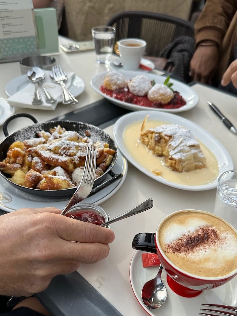 Apfelstrudel, Kaiserschmarrn und Co. – Das Paar probierte fast alle österreichischen Köstlichkeiten. (Bild: www.instagram.com/jessica_mbarek/)