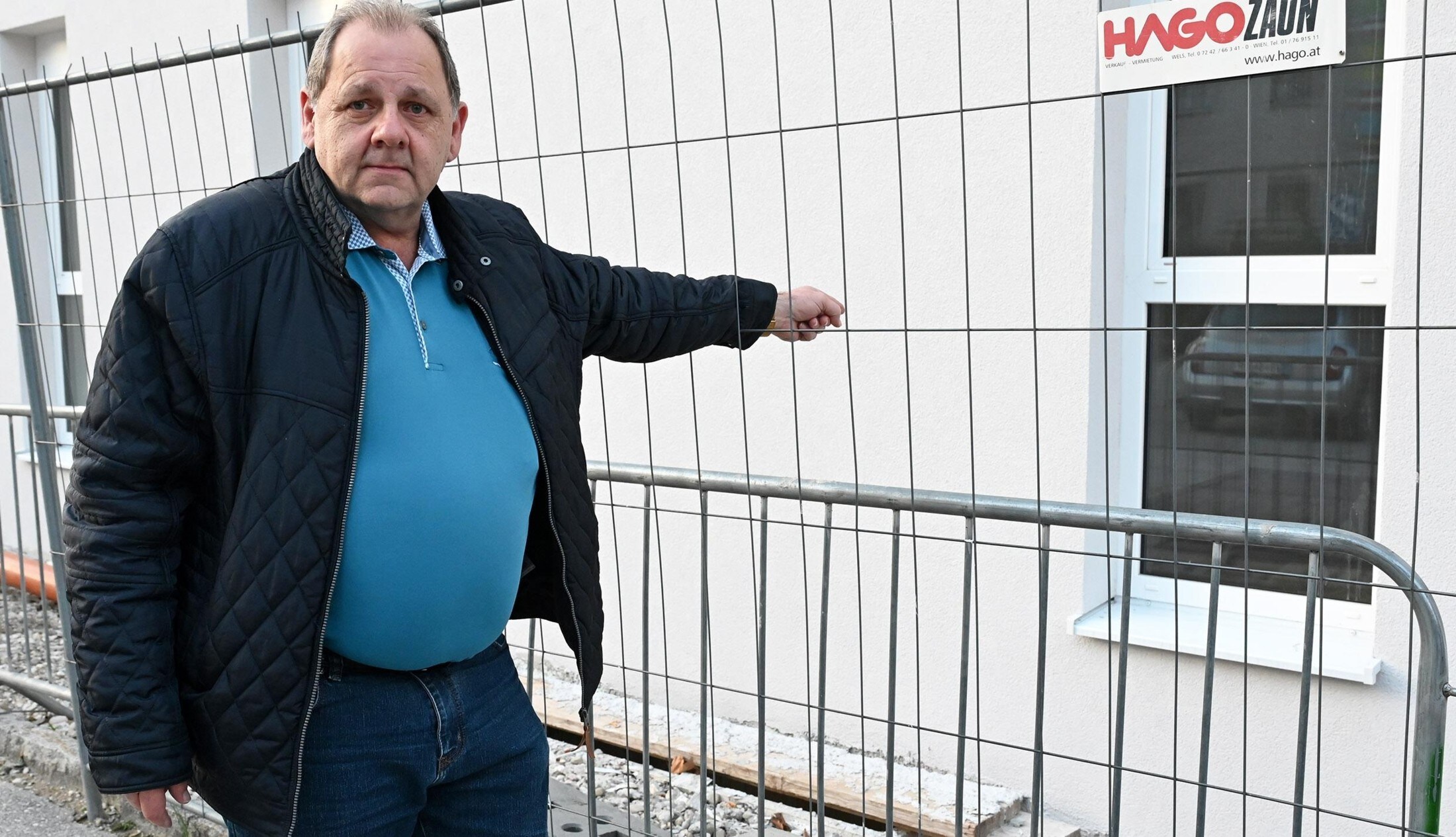 Wilhelm Scharinger vor seiner neuen Wohnung. Freuen kann er sich aber noch nicht, weil es ein Problem gibt. (Bild: Wolfgang Spitzbart)