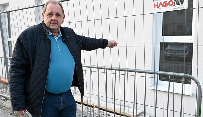 Wilhelm Scharinger vor seiner neuen Wohnung. Freuen kann er sich aber noch nicht, weil es ein Problem gibt.