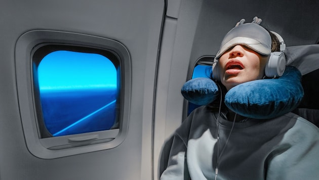 After a long-haul flight, the first few days can be tough: The body first has to adjust to the new time zone. (Bild: stock.adobe.com – EdNurg)