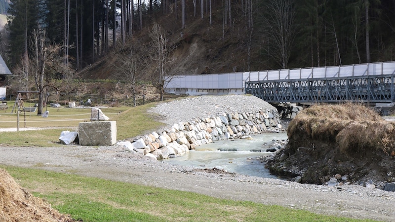 Die Behelfsbrücke beim Pilsachhof wird im Herbst vom Land erneuert. (Bild: Claudia Fischer)