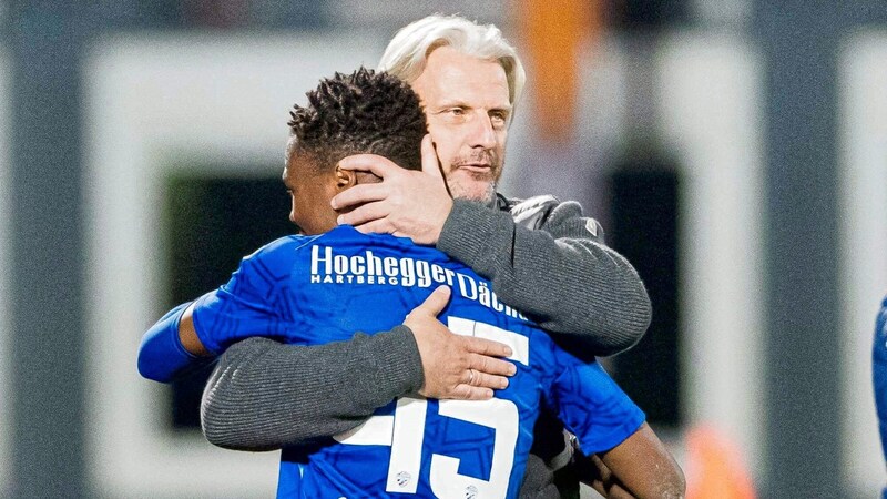 Mamadou Sangare (mit Coach Schopp) hat in Japan Selbstvertrauen für den Rapid-Hit getankt. (Bild: GEPA pictures)