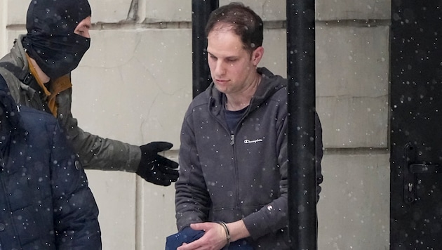 Der amerikanische Journalist Evan Gershkovich wird nach einer Gerichtsverhandlung in Moskau nach draußen begleitet. (Bild: ASSOCIATED PRESS)