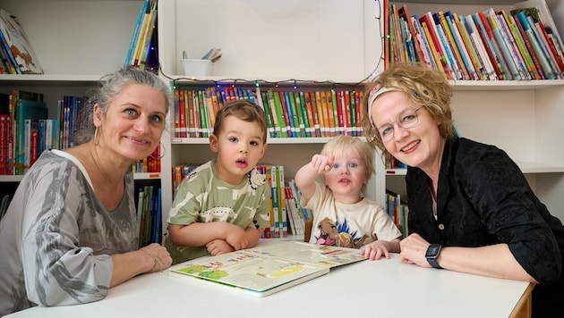 Kindergarten director Gerda Hiebner (left) with Oskar and Moritz, Provincial Councillor Christiane Teschl-Hofmeister - childcare places for two-year-olds are being created throughout Lower Austria. (Bild: NLK Pfeiffer)