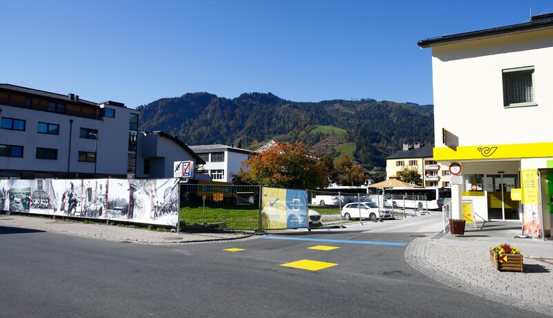 Die Fläche am prominenten Postareal im Zentrum liegt seit Jahren brach (Bild: Gerhard Schiel)