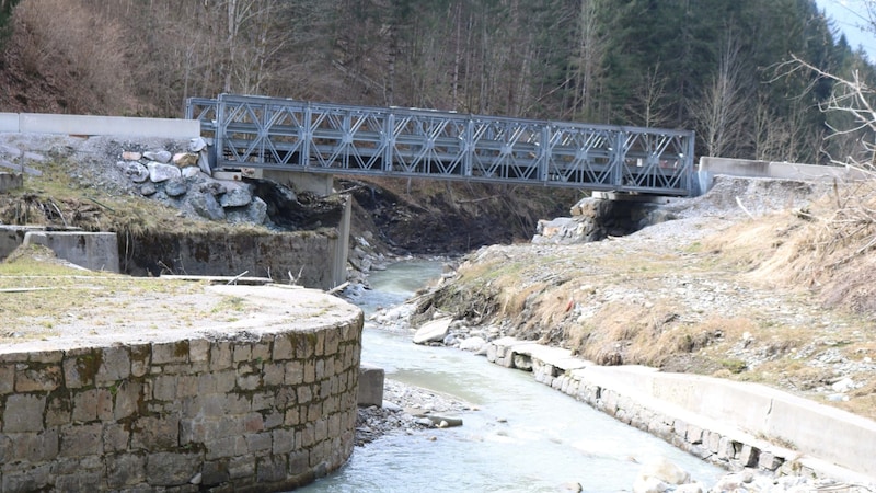 Auch die zweite Behelfsbrücke wird erst im Herbst erneuert. (Bild: Claudia Fischer)