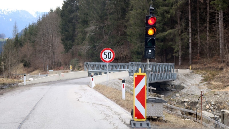 Die zweite Behelfsbrücke ist mit einer Ampel geregelt. (Bild: Claudia Fischer)