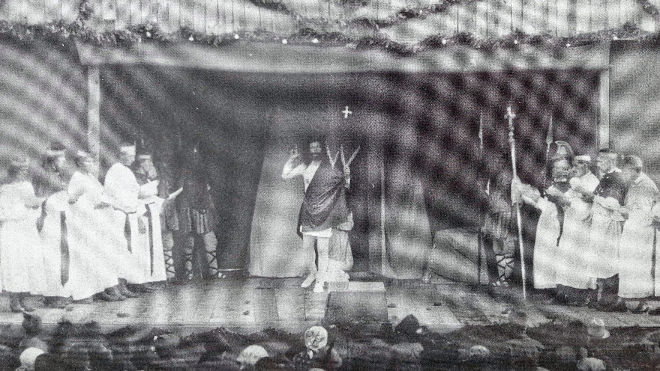 So wurde 1928 im Christi-Leidenspiel von Metnitz Jesu Auferstehung gezeigt. (Bild: volksschauspiele V studien von karl konrad polheim schöningh) So wurde 1928 im Christi-Leidenspiel von Metnitz Jesu Auferstehung gezeigt. (Bild: volksschauspiele V studien von karl konrad polheim schöningh)